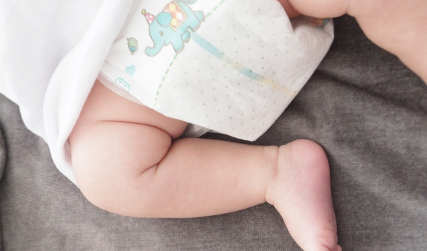 おむつを履いた赤ちゃん