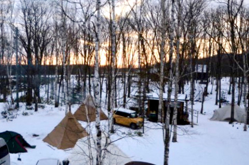 隠れ家的オートキャンプ場遊び小屋コニファー