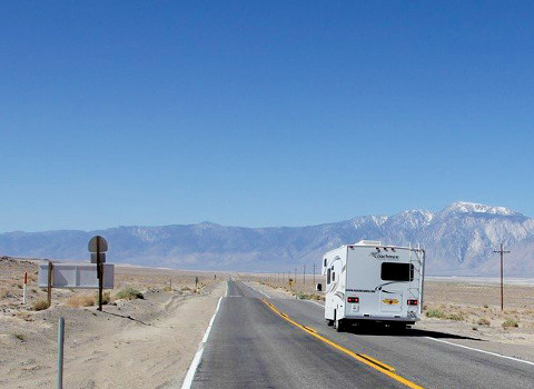 走っているキャンピングカー