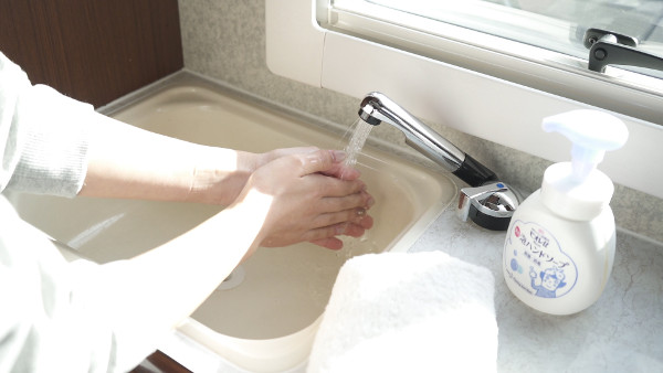 手を洗う
