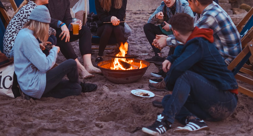 仲間達と焚き火を囲う