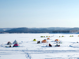 朱鞠内湖氷上ワカサギ釣り